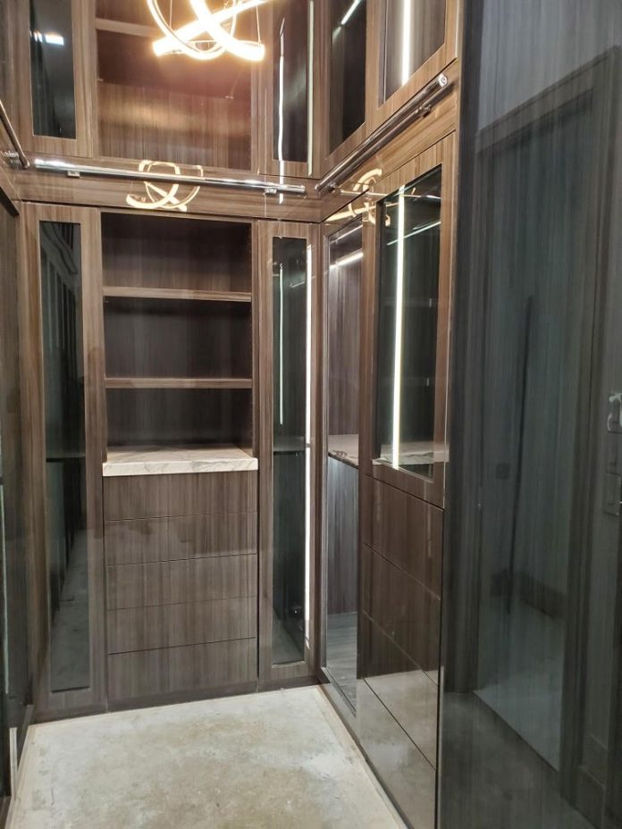 Luxury Walk-In Closet Systems by Amaya – Style Meets Function Elegant custom walk-in closet by Amaya, designed for luxury, organization, and personal style.