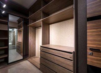 Say Goodbye to Closet Clutter: Discover the Ultimate Reach-In Closet Upgrade! Stylish and organized custom reach-in closet by Amaya, designed for maximum efficiency and elegance.