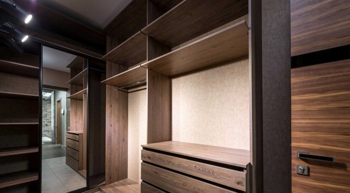 Say Goodbye to Closet Clutter: Discover the Ultimate Reach-In Closet Upgrade! Stylish and organized custom reach-in closet by Amaya, designed for maximum efficiency and elegance.