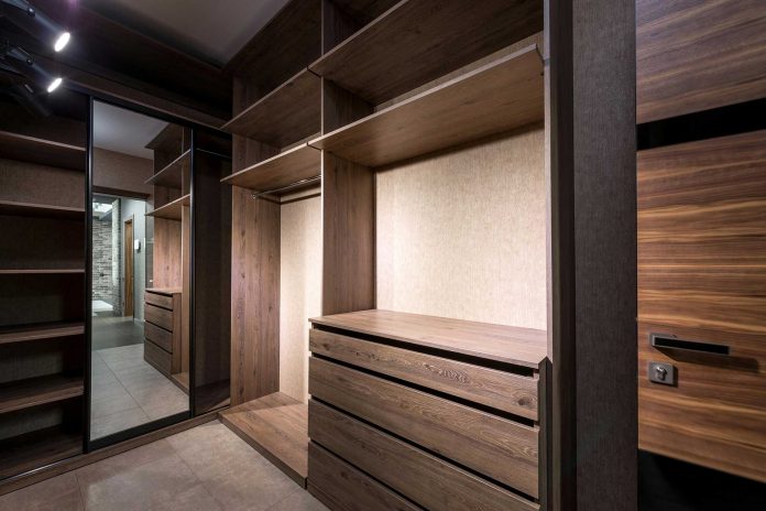 Stylish and organized custom reach-in closet by Amaya, designed for maximum efficiency and elegance.