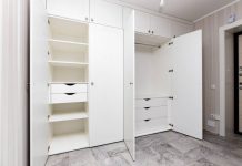 Effortless Organization: Reach-In Closet Solutions by Amaya Modern reach-in closet with custom shelving, organized clothing, and stylish finishes by Amaya.